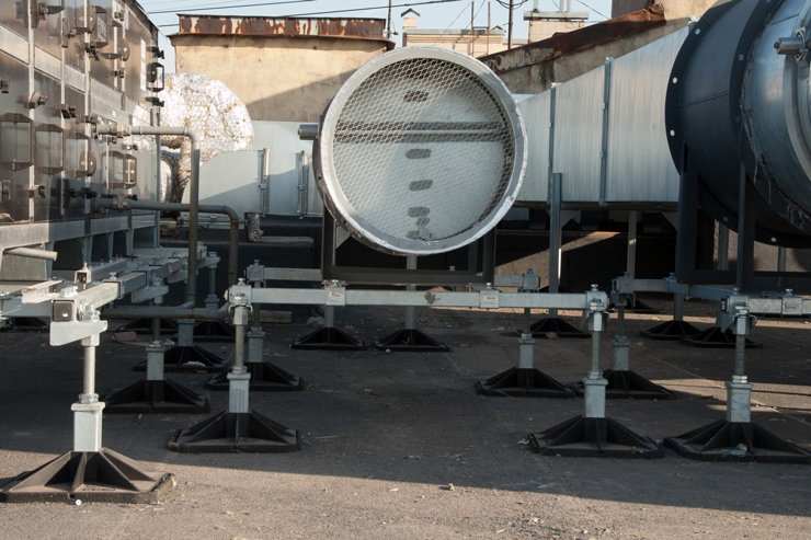 fotografii-okonchatelno-smontirovannykh-oporno-krepezhnykh-sistem-big-foot-na-ob-ekte-delovoj-tsentr-740