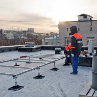 Монтаж опорно-крепежных систем Big Foot на крыше здания в Санкт-Петербурге (ул. Жуковского) 